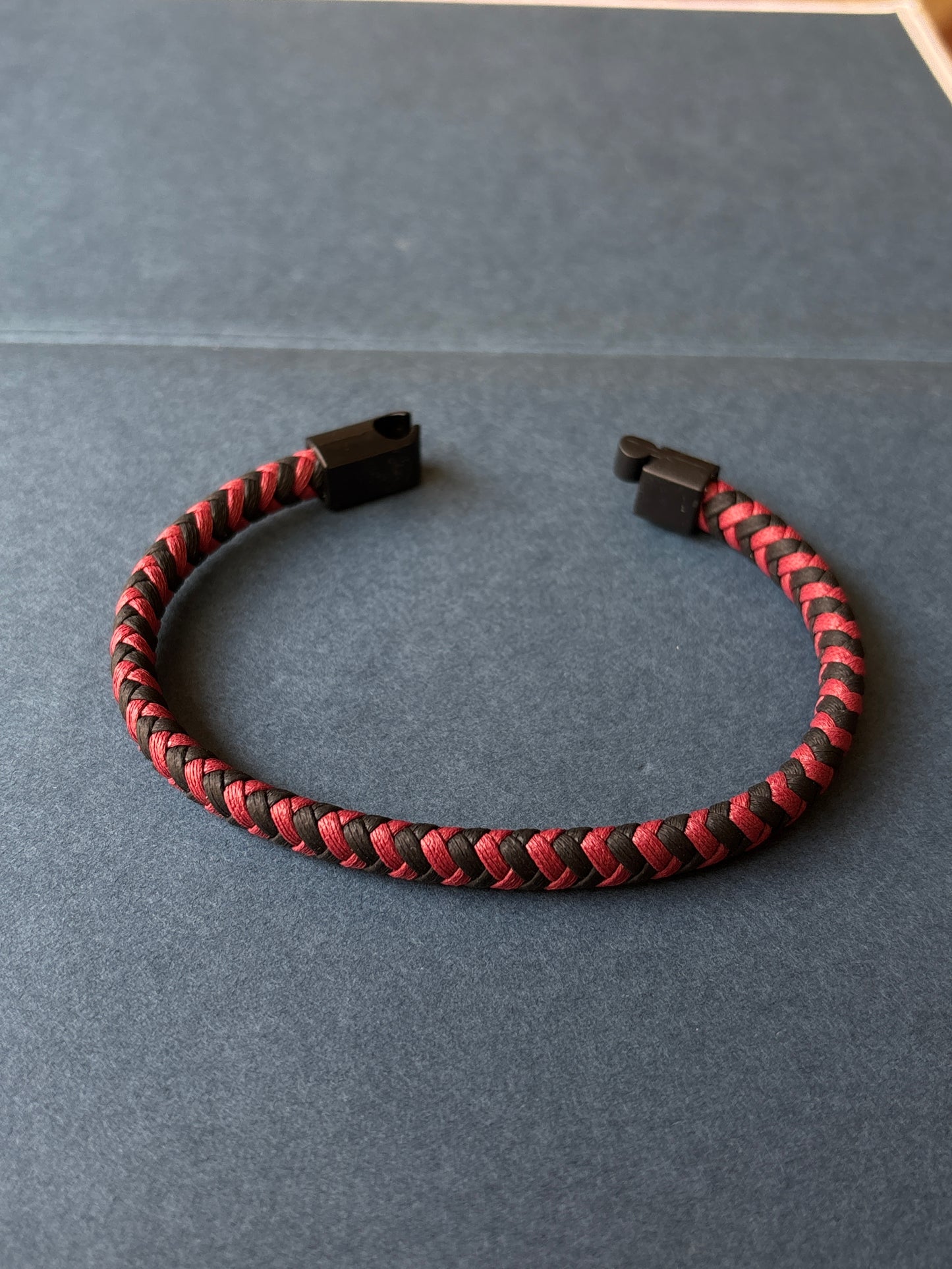 Hand Band with Magnet