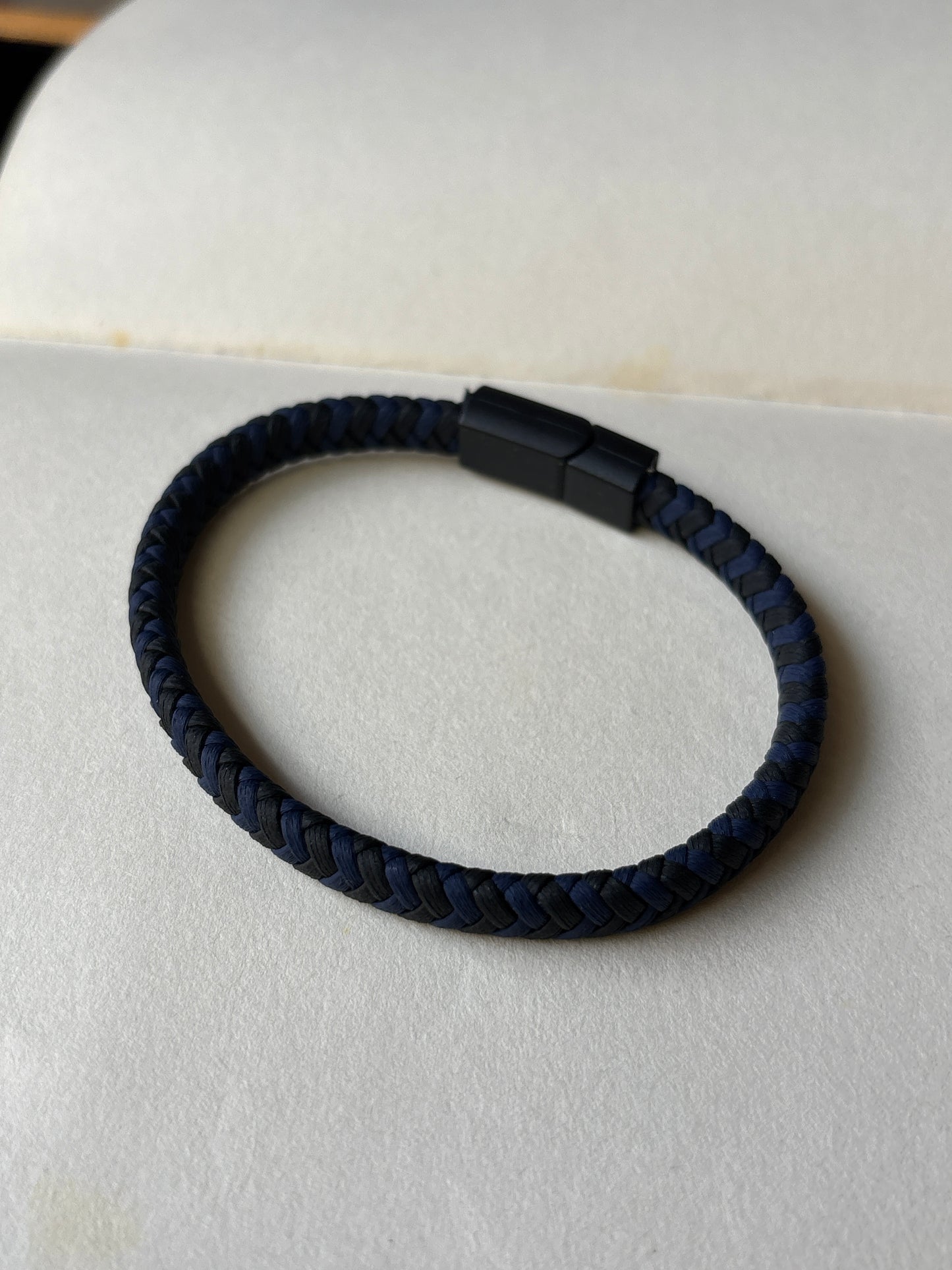 Hand band for me with magnet
