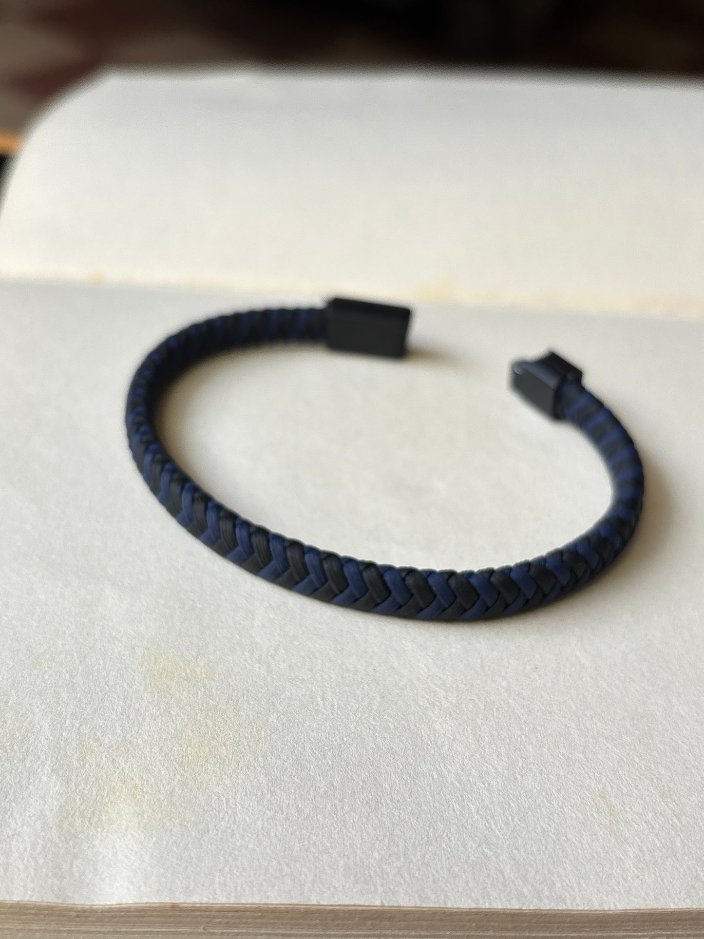 Hand band for me with magnet