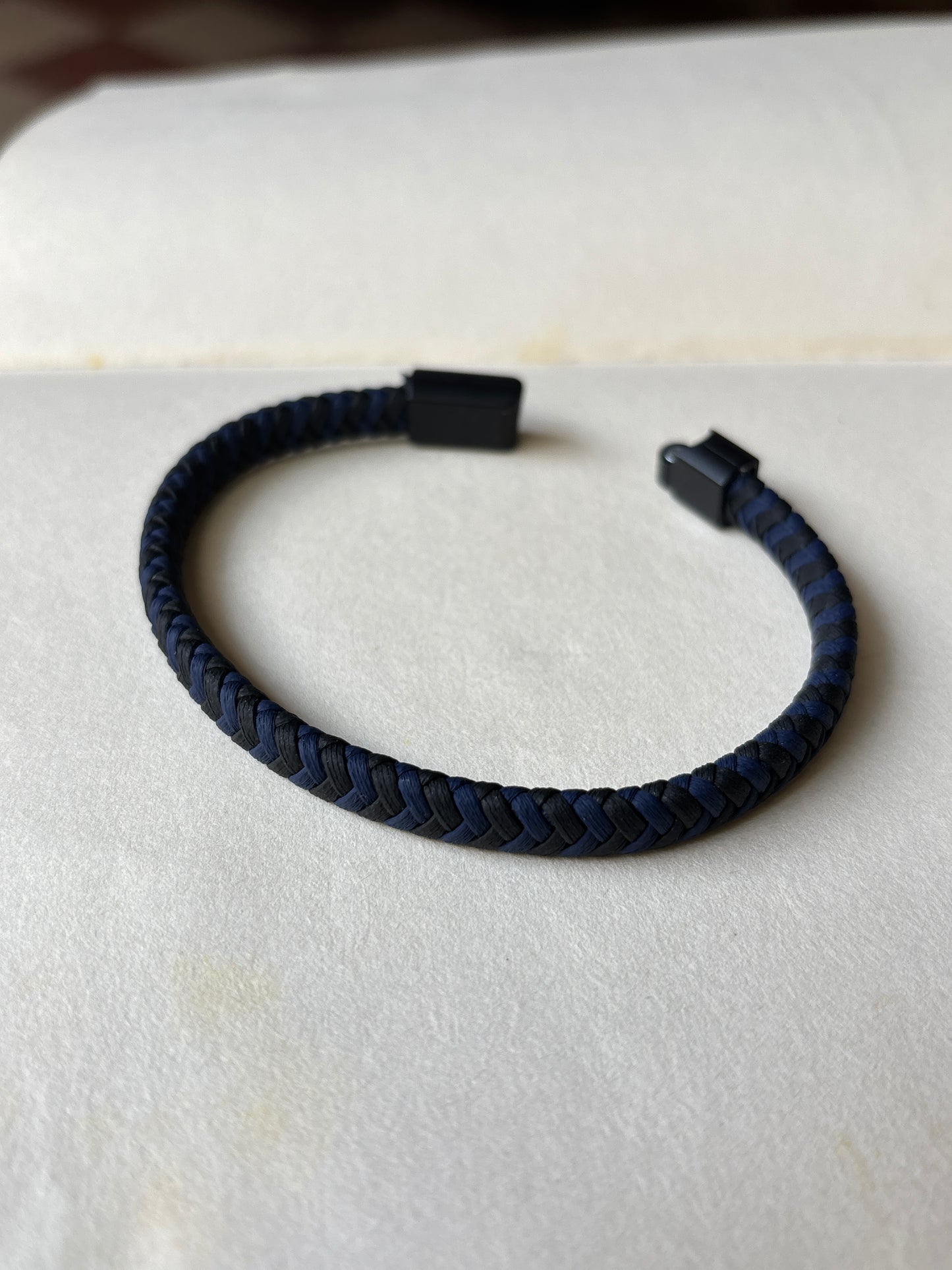 Hand band for me with magnet