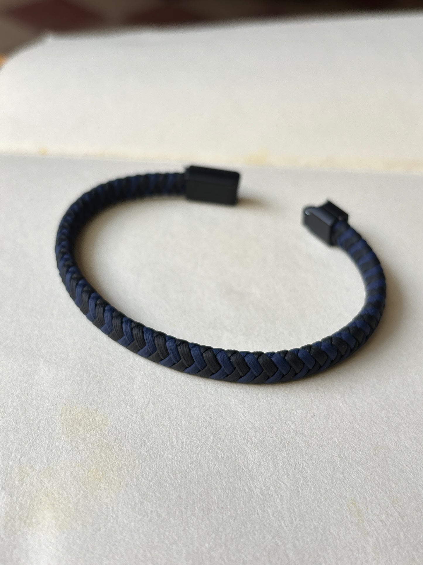 Hand band for me with magnet